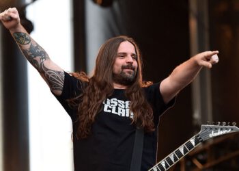 Guitarrista de Sepultura celebró navidad con camiseta del Cacique