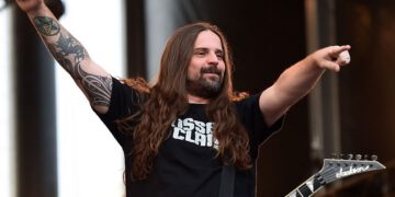 Guitarrista de Sepultura celebró navidad con camiseta del Cacique