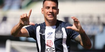 ¿Se pondrá la alba? Colo Colo realizó oferta formal por Carlos Auzqui