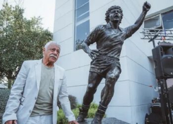 El emotivo mensaje de Carlos Caszely a su esposa en la inauguración de su estatua