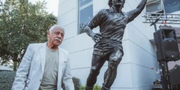 El emotivo mensaje de Carlos Caszely a su esposa en la inauguración de su estatua