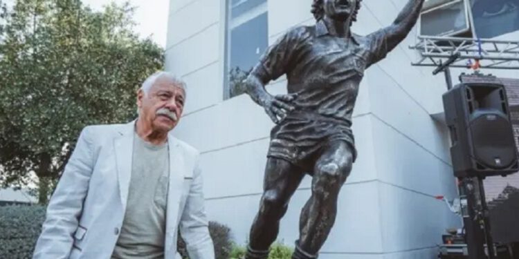 El emotivo mensaje de Carlos Caszely a su esposa en la inauguración de su estatua