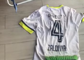 VIDEO| Hincha de Colo Colo trapeó el piso con la camiseta de Matías Zaldivia