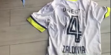 VIDEO| Hincha de Colo Colo trapeó el piso con la camiseta de Matías Zaldivia