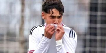 Carlos Caszely guía a su nieto por la senda triunfal en Colo Colo