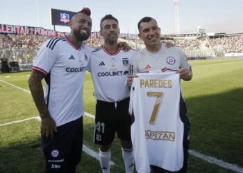 Gary Medel con la camiseta de Colo Colo
