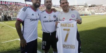 Gary Medel con la camiseta de Colo Colo
