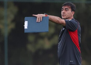 Quiebre en Colo Colo: anuncian tenso cruce entre Pavez y Falcón contra Gustavo Quinteros