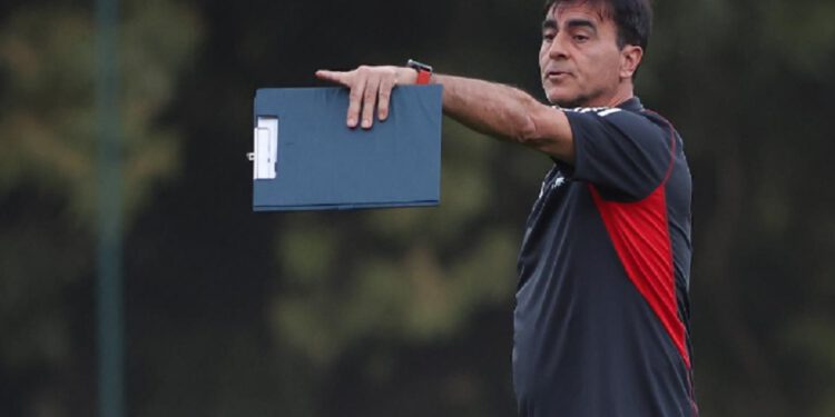 Quiebre en Colo Colo: anuncian tenso cruce entre Pavez y Falcón contra Gustavo Quinteros