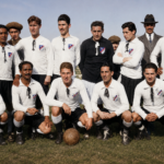 David Arellano junto a los primeros jugadores que fundaron Colo-Colo en 1925