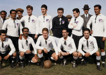 David Arellano junto a los primeros jugadores que fundaron Colo-Colo en 1925