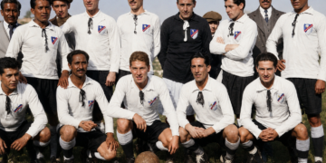 David Arellano junto a los primeros jugadores que fundaron Colo-Colo en 1925